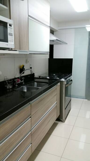 Cozinha e copa completa com utensílios