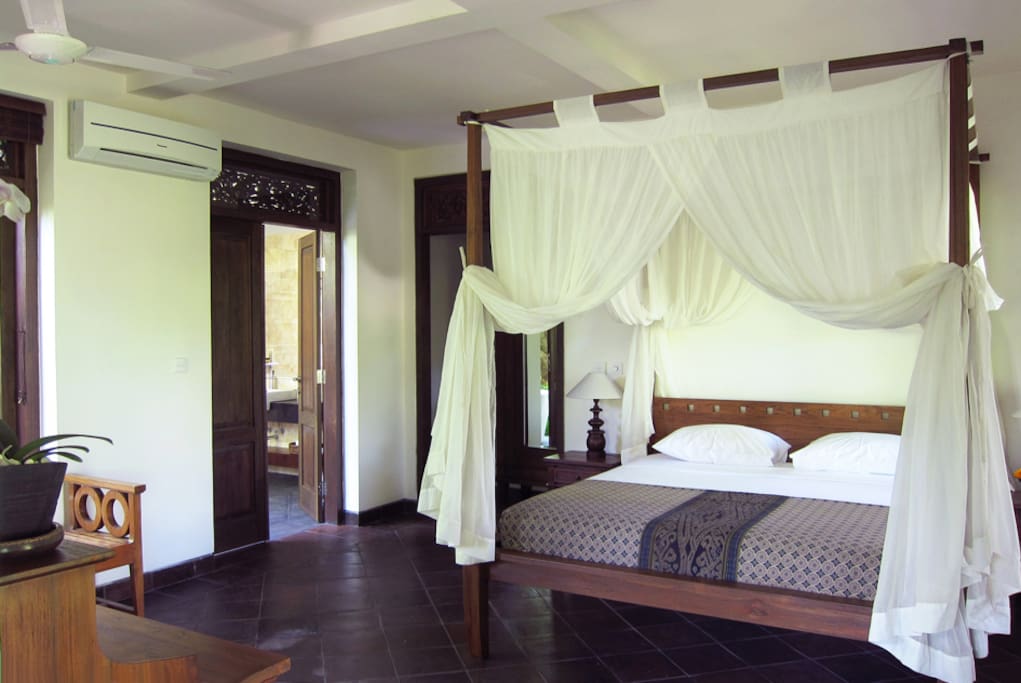 Bedroom with four-poster bed