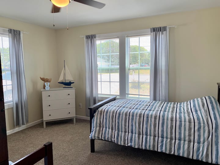 一楼卧室配有双人床、双层床和轮椅床