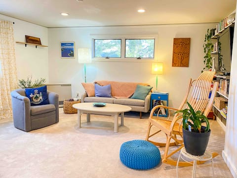 Top performing Airbnb: Treetop apt w/ free parking+wi-fi| mins to Bowdoin in Brunswick