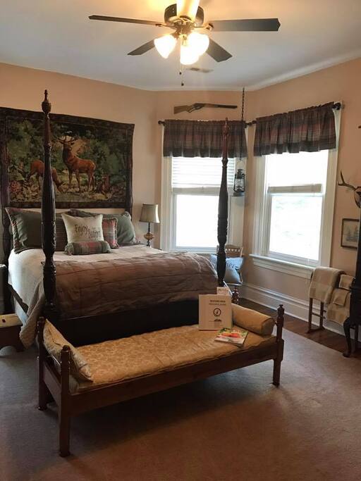 Guest Room w/Queen Bed Rice- Carved Plantation Bed
