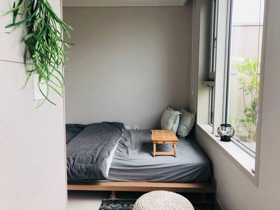 침대에서 정원을 볼 수 있어요
You can see Aloha garden on the bed.