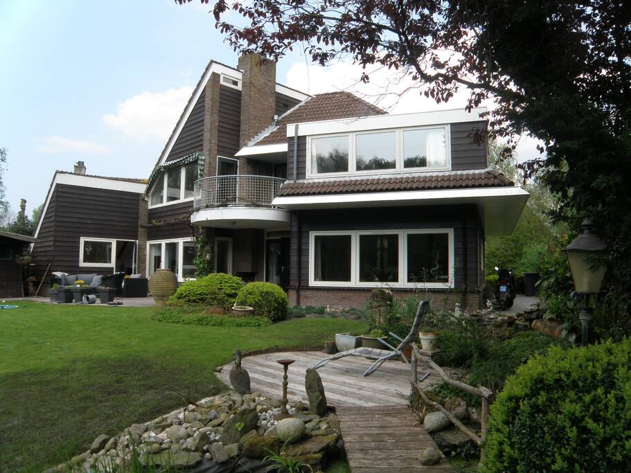 Achteraanzicht villa