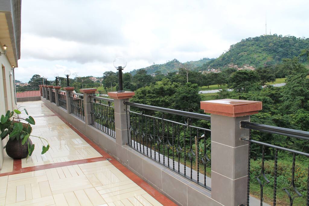 TERRASSE DU PENTHOUSE: VUE PLONGEANTE SUR LE PARCOURS DE GOLF ET SUR LE PARC VITA