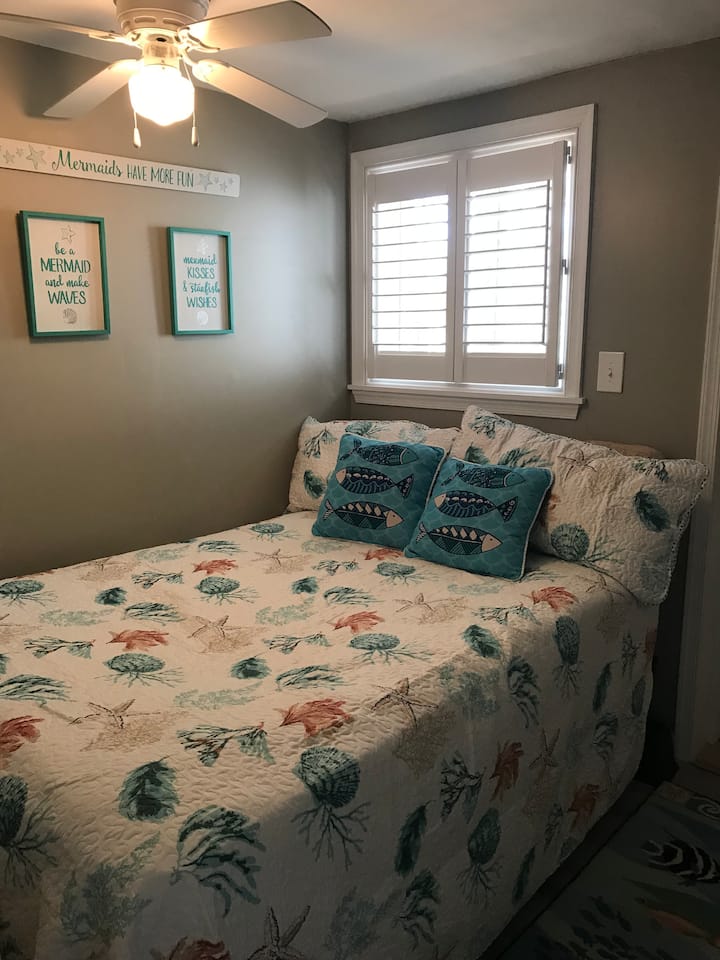 غرفة نوم ثالثة بسرير كامل الحجم