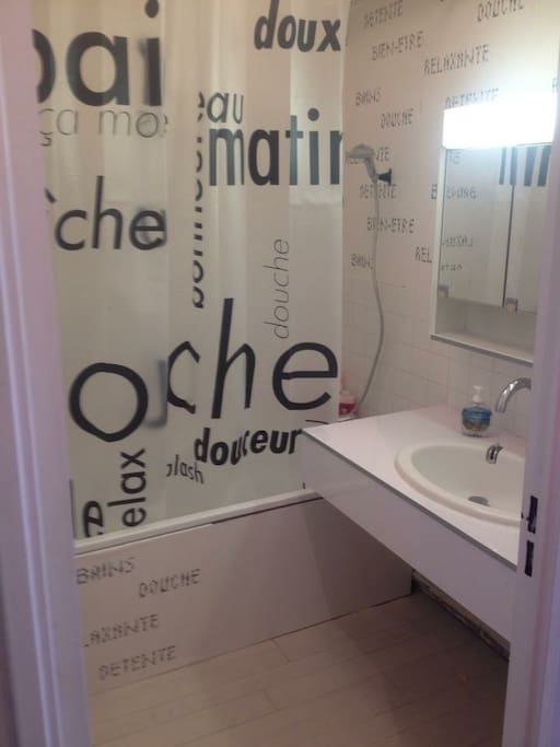 salle de bain composée baignoire + lavabo