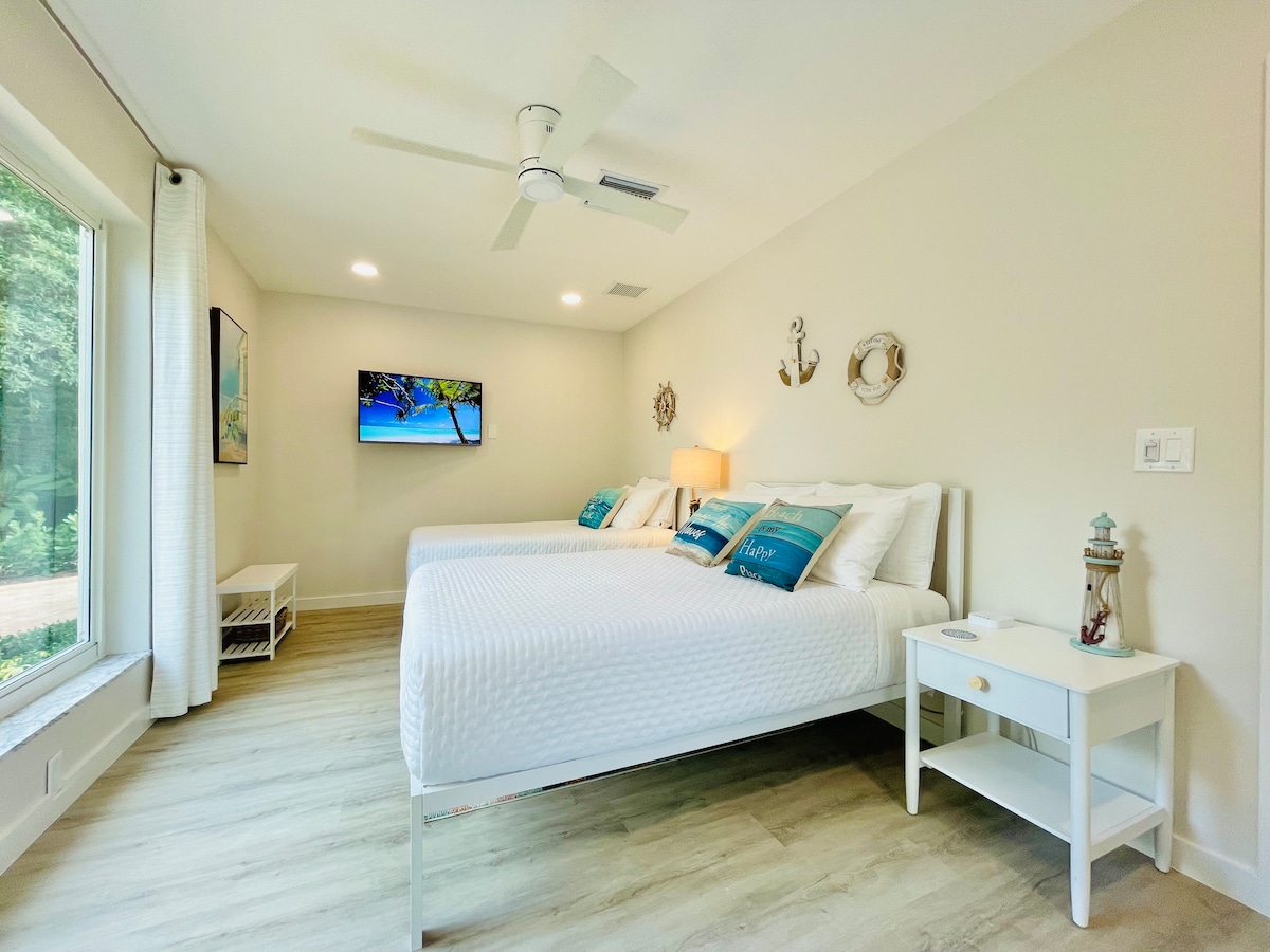 Dormitorio #2, cama tamaño completo y cama individual, vista a la piscina/Smart UHDTV de 50pulgadas, vista lateral a la calle/ventilador de techo