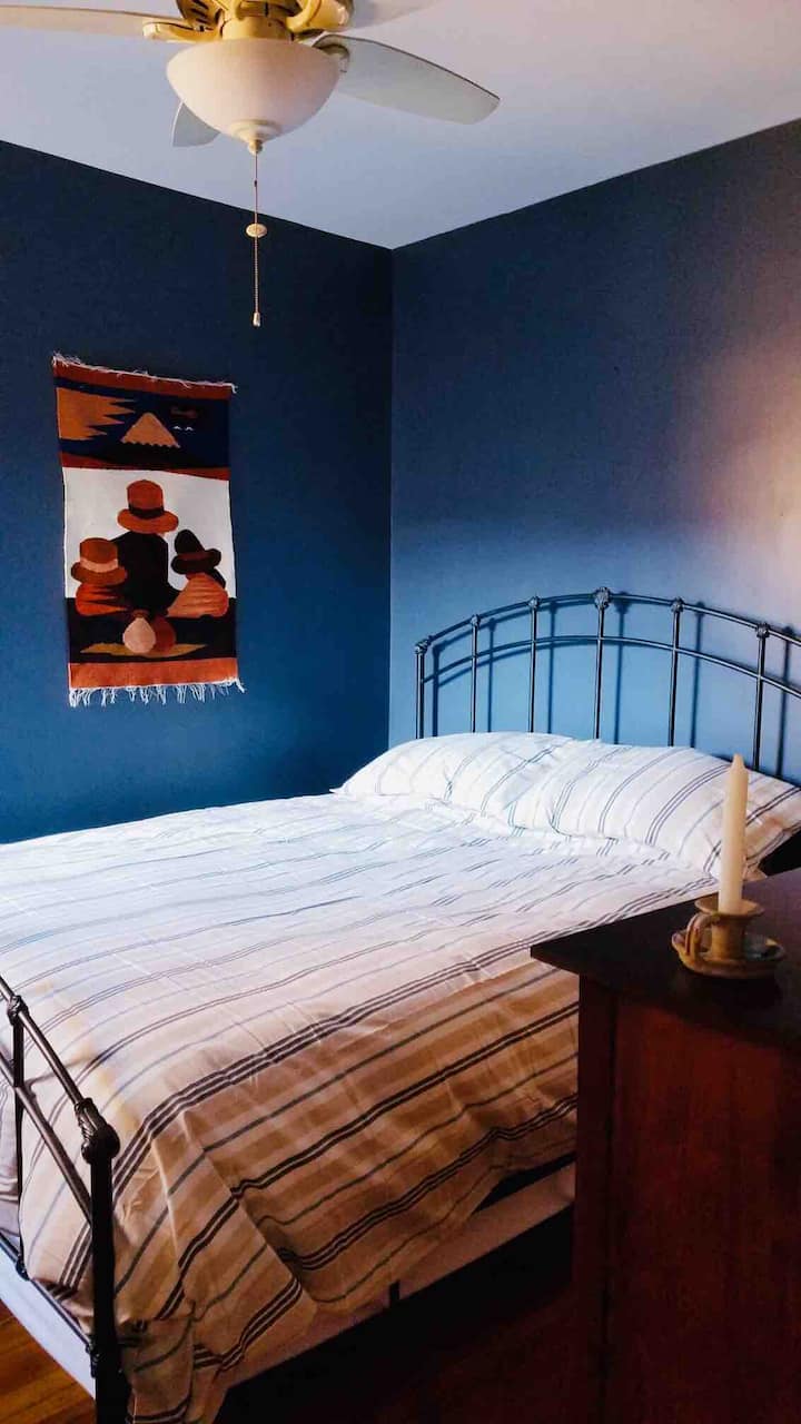 חדר השינה הראשי צמוד לחדר הרחצה. 