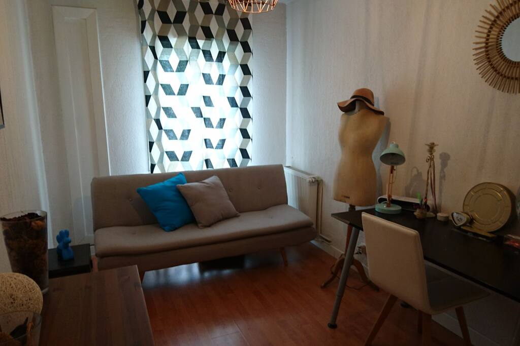 Chambre 2 avec clic-clac bureau et commode
