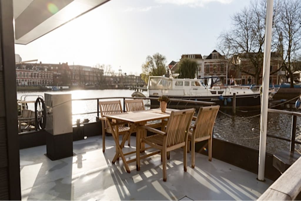 Een prachtig terras op het water met uitzicht op cultuurcentrum De Oosterpoort.