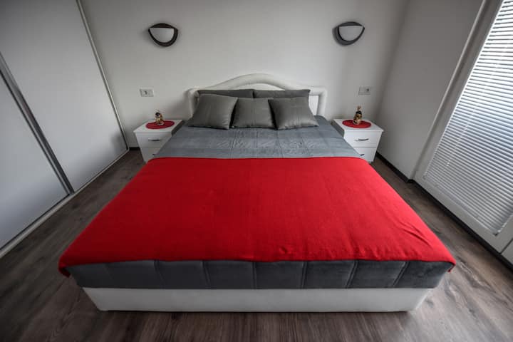 Posteľ vo veľkej spálni