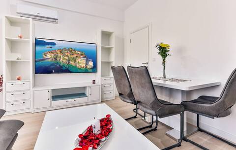 3 Bedroom Luxury apartment - sea view-near beach