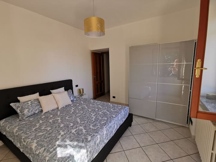 Double room with sea view, with king size bed (180x200) and mattress marked "Emma" 21 cm - The double room, sea view. King size bed and "Emma" mattress, 21 cm height