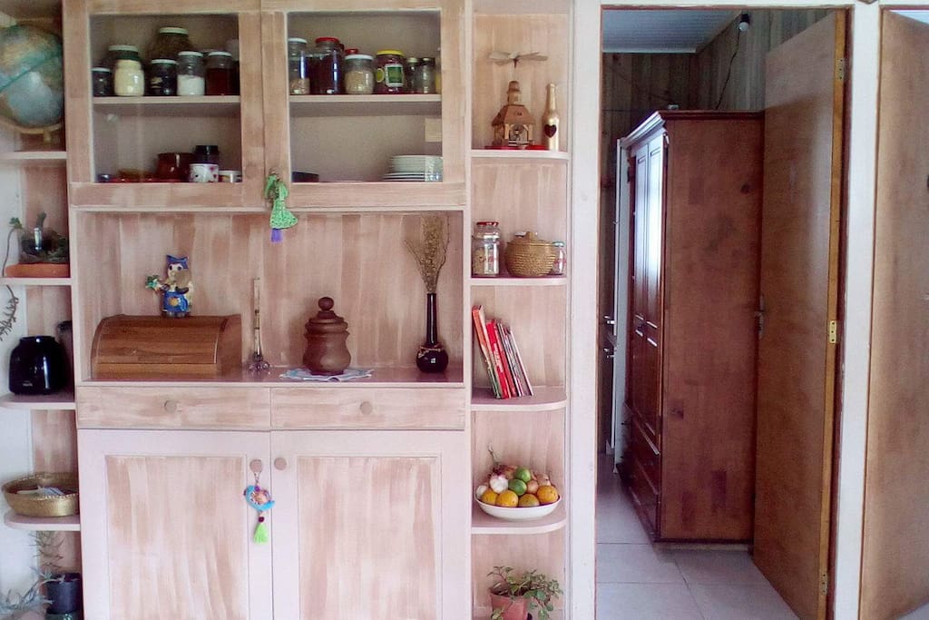 Cozinha equipada com todos os utensílios necessários: pratos, panelas, fôrmas, talheres, copos, xícaras etc e liquidificador.