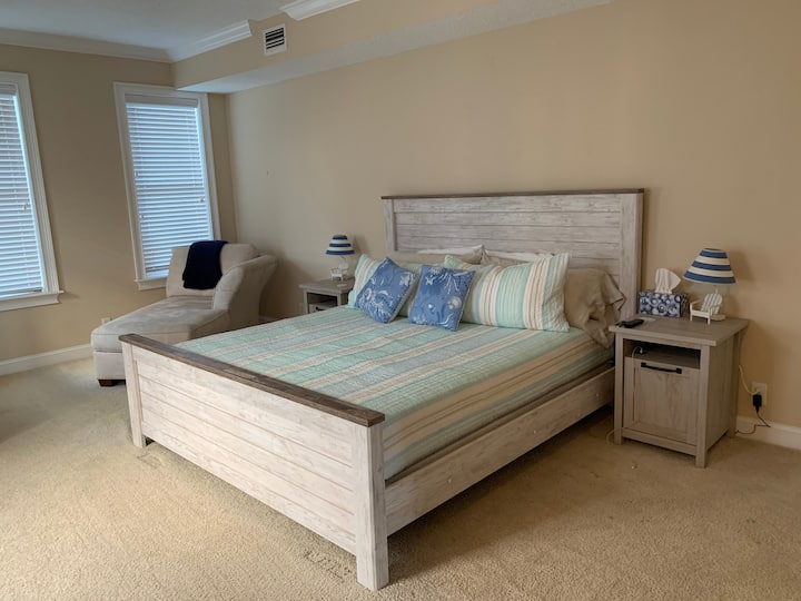 Hlavná spálňa s vlastným balkónom a manželskou posteľou v Kalifornii. 