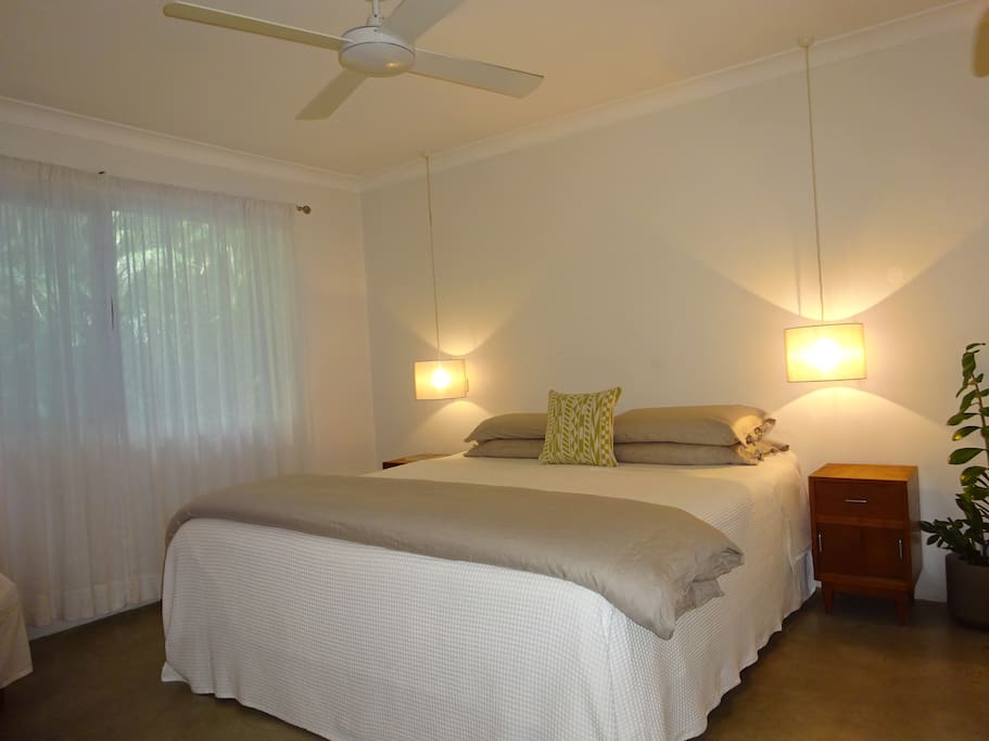 Bedroom 1 - King bed