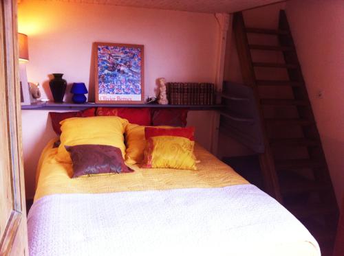 ห้องนอน 1 พร้อมเตียงคู่และเตียงคู่บนชั้นลอย