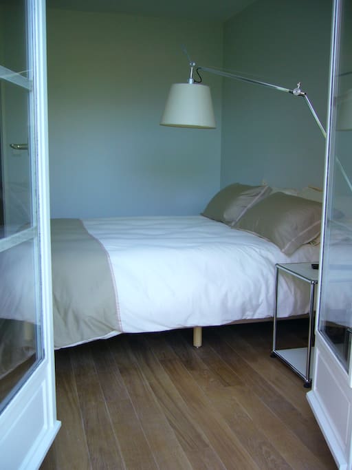 très agréable chambre donnant sur terrasse, belle vue montagne, TV