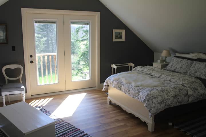 ห้องนอนใหญ่ชั้นบนในห้องใต้หลังคาของผู้เข้าพัก