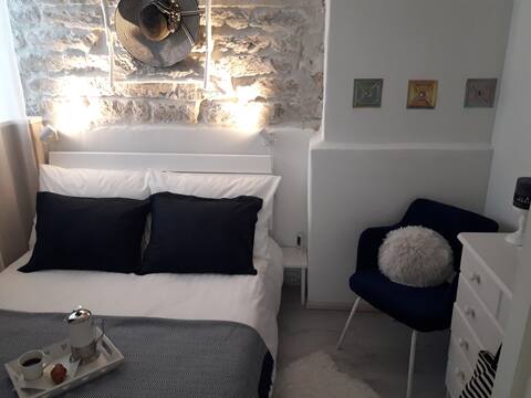 Cosy vintage style basement-floor apartment