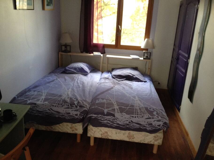 Deux lits simples qui peuvent former un grand lit; two single bed can form a larger bed together.