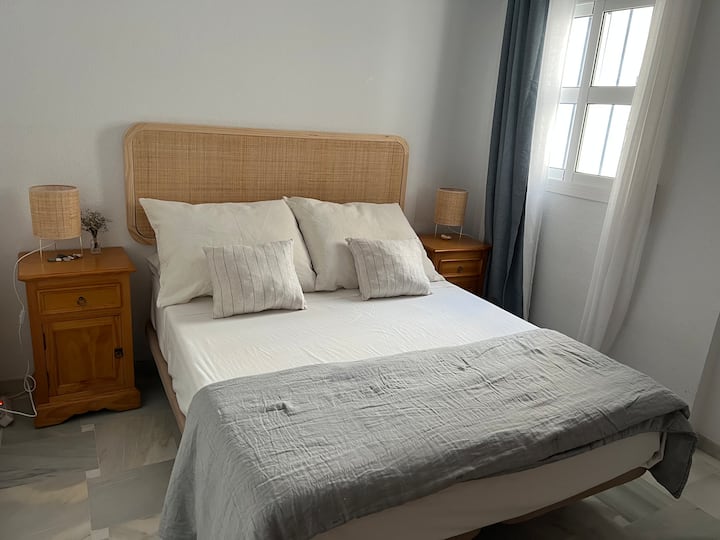 Ampia camera con letto da 1,50 m. Primo piano.