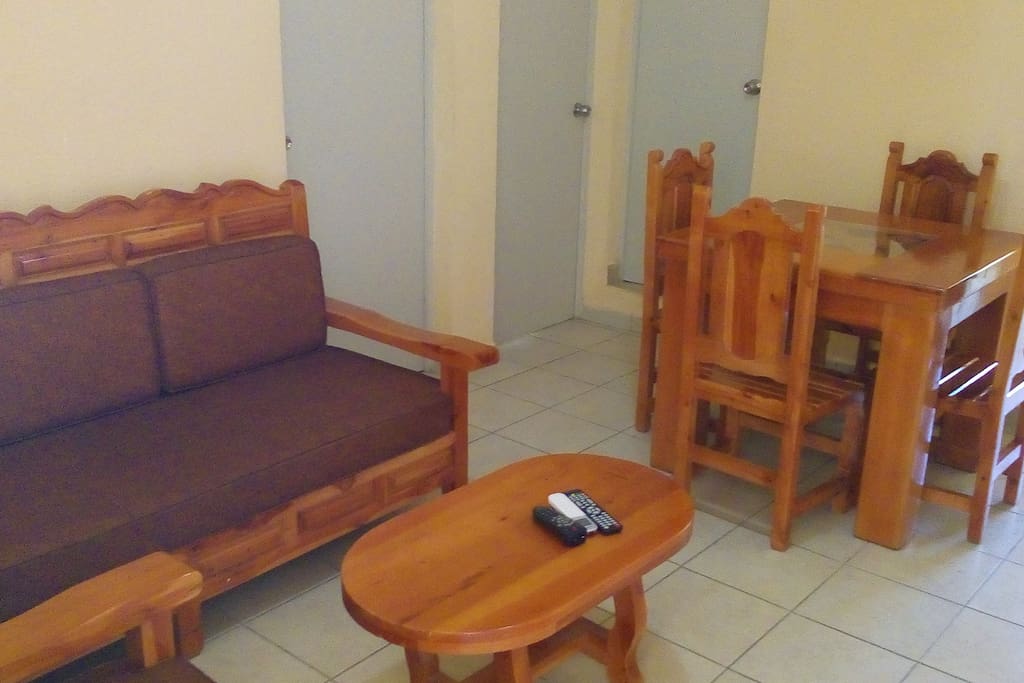 El departamento tiene una sala y un comedor en estilo colonial.