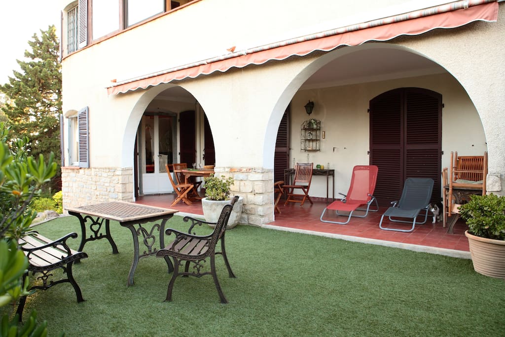 La terrasse avec chaises longues.