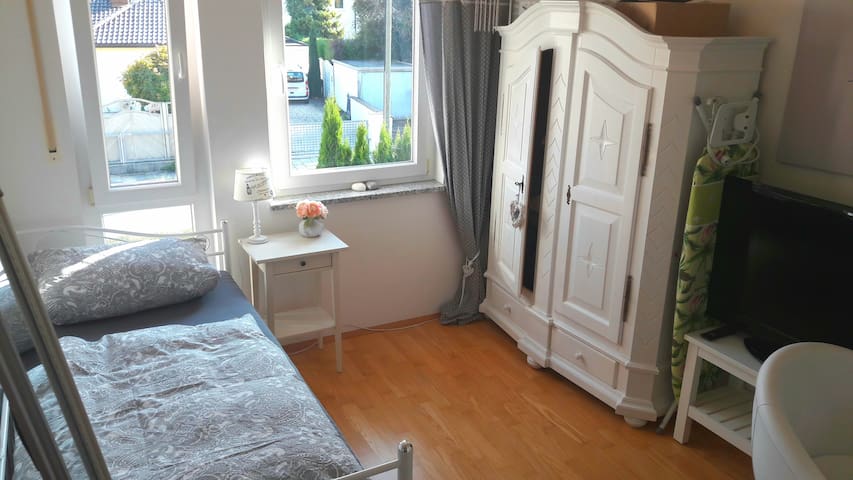 ROOM WITH PRIVATE BATH!/ 35 min. to Oktoberfest