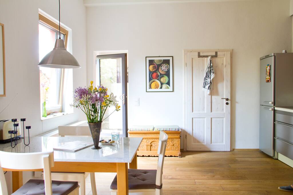 Platz für drei bis vier Personen am Tisch / Dining table