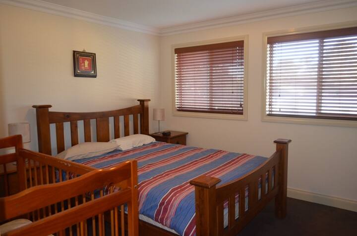 غرفة نوم 2 مع سرير أطفال