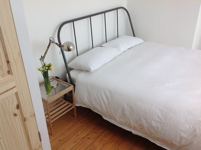 Bright double room in Islington.