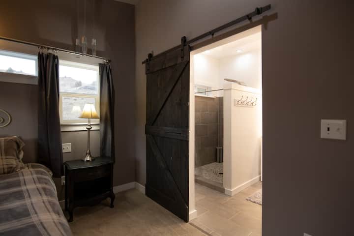 Главна бања со врата од штала