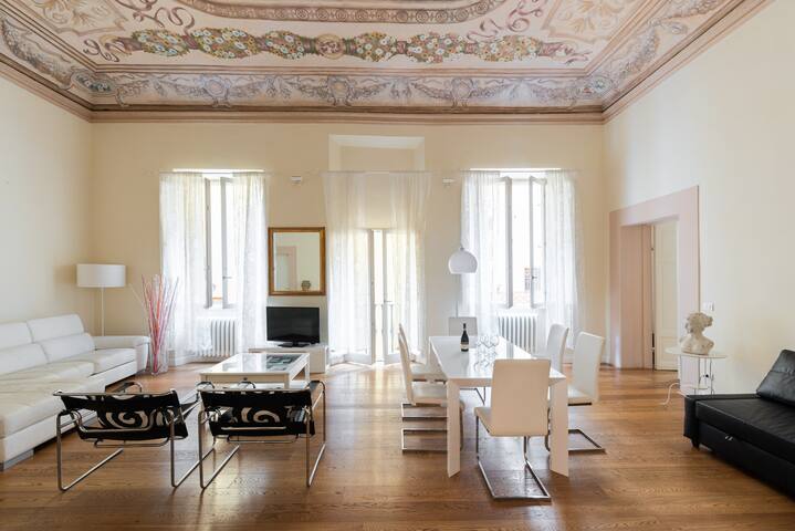 Incredible Frescoed Apartment next to Uffizi gallery image 2