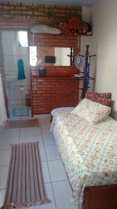Quarto -sala com bicama e uma mesa para trabalho