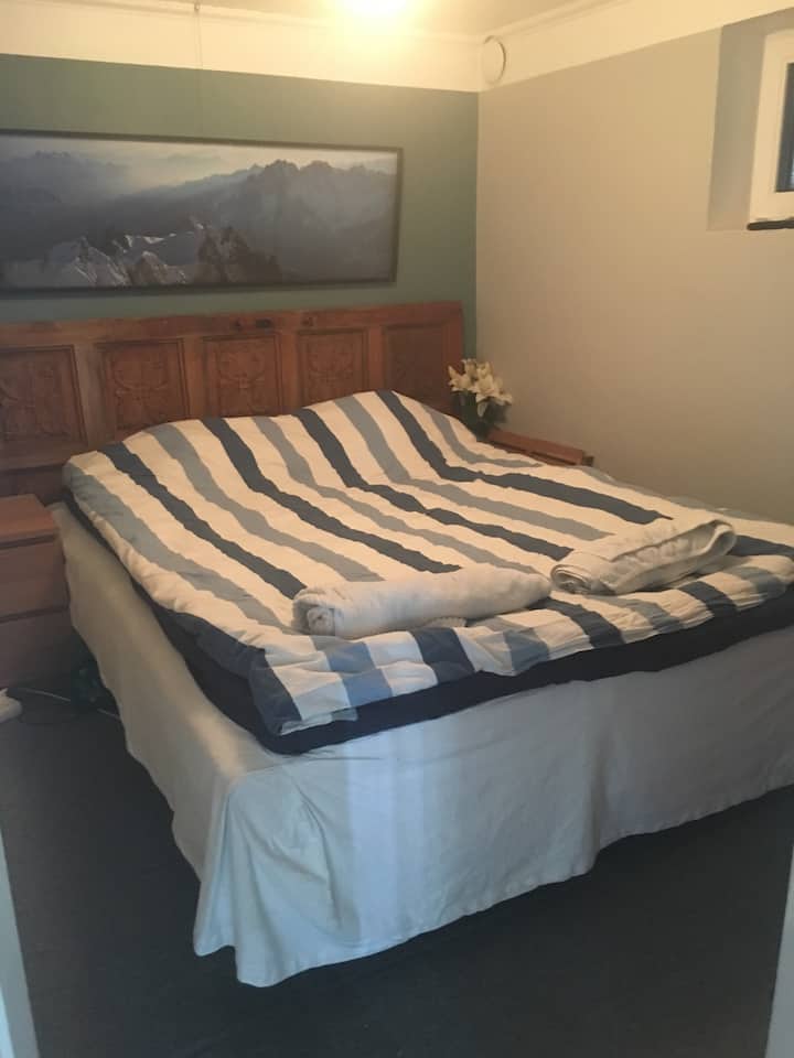 חדר שינה ראשי בקומה התחתונה, מגניב, חשוך ושקט.