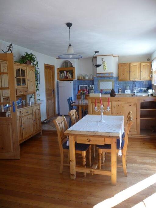 Salle à manger, cuisine toute équipee, vue sur les montagnes, cellier (Espace rangement, lave linge, planche à repasser)