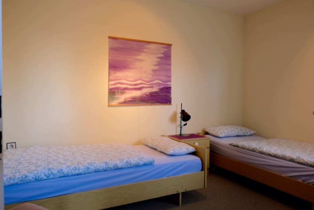 Schlafzimmer mit 2 Einzelbetten, diese können auf Wunsch zusammen gestellt werden.