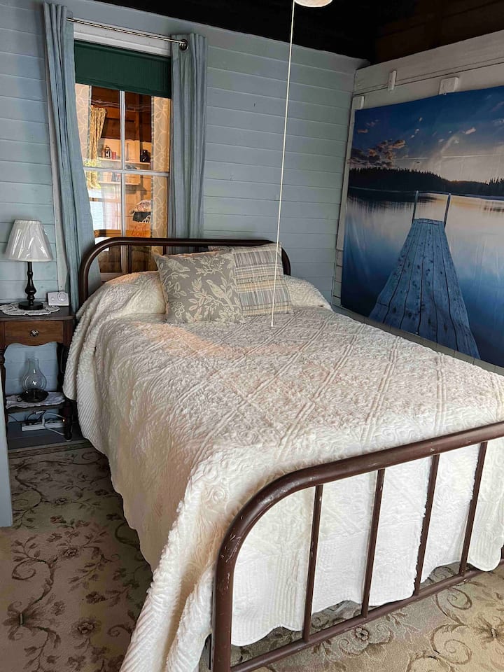 غرفة نوم بسرير كامل الحجم