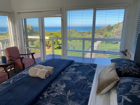 Seacroft Beach House - Amazing Ocean and Farm View