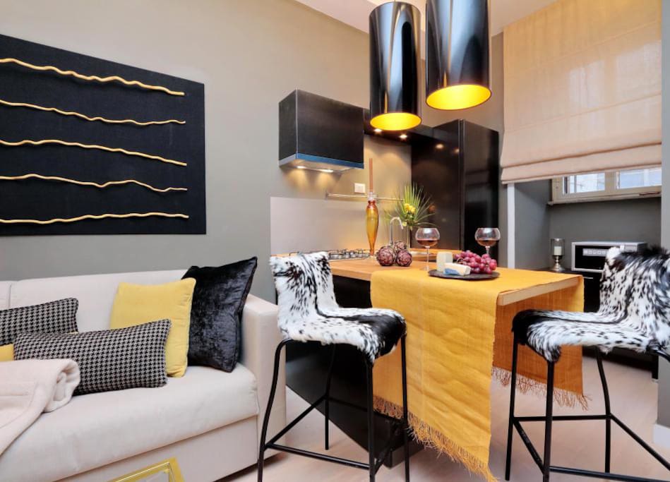 he living and dining area is fitted out with chic light fixtures, tasteful wall hangings, a sofa, a coffee table, breakfast bar and a dining table. A microwave, hob, fridge, freezer, toaster, kettle and a coffee machine are at your disposal for preparing tasty meals during your stay.