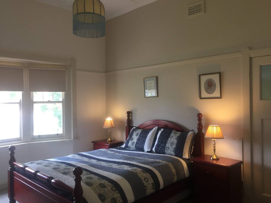 Bedroom 1 (Queen Bed)