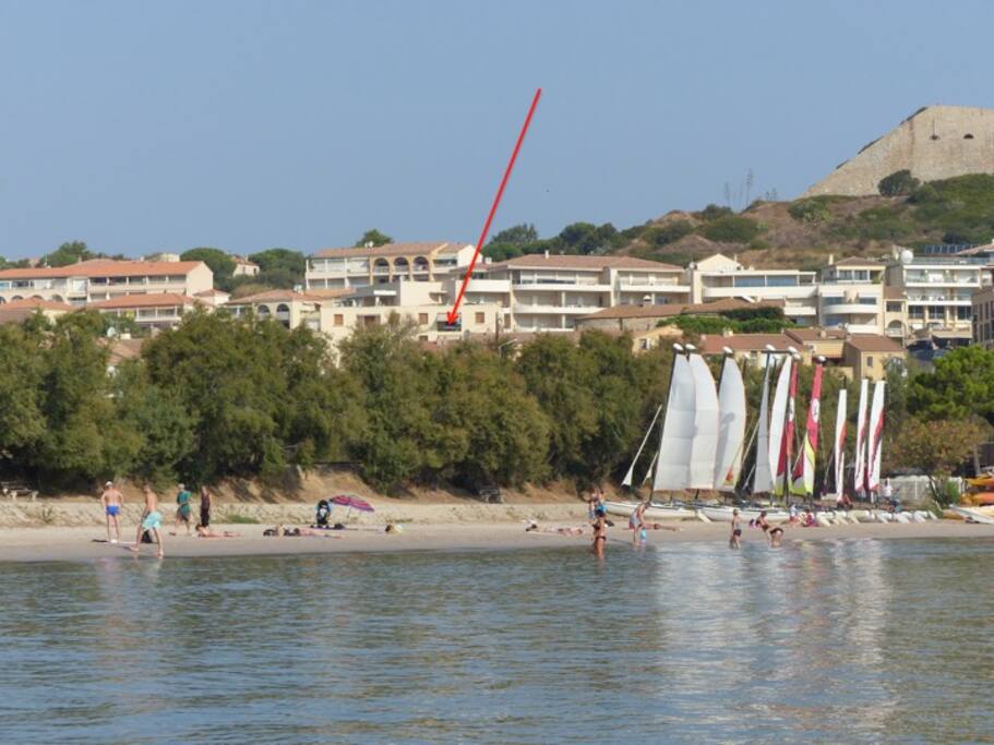 Vue de l'immeuble depuis la plage (5 min à pied)