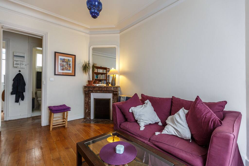 Living room (there's now a table you can have dinner on, for 4 people)