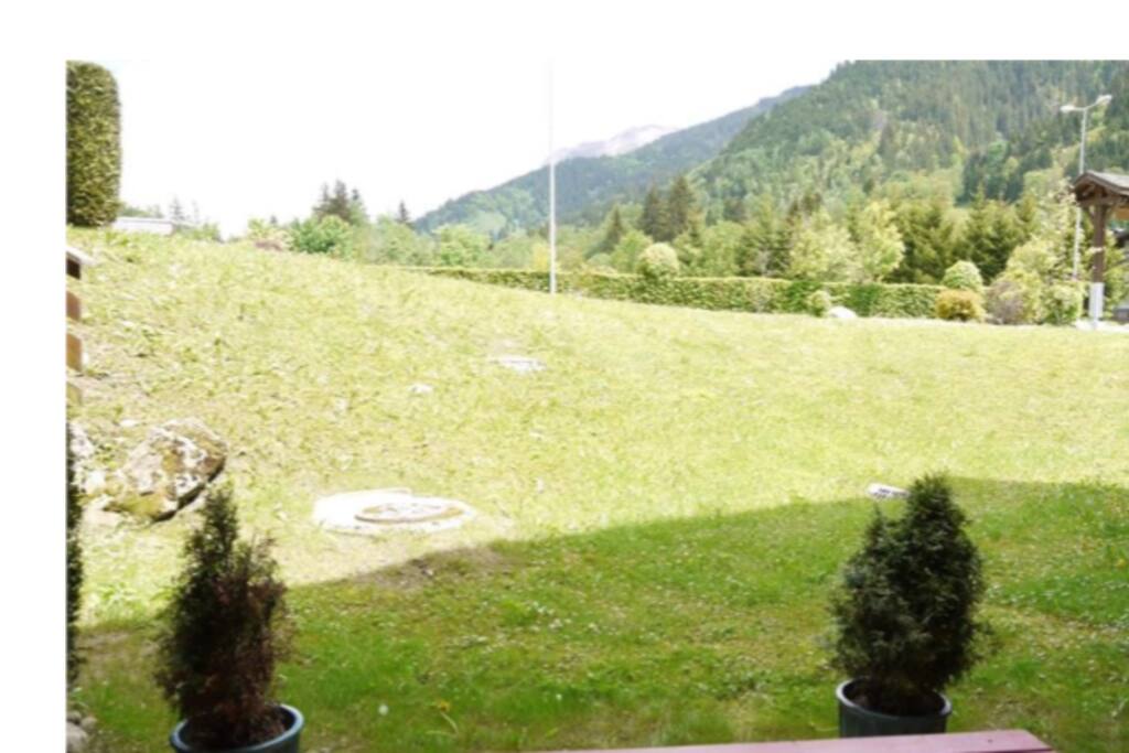 Shared garden, direct access. Private terrace.