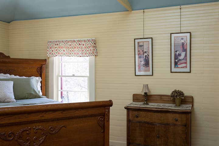 Dormitorio principal con cama queen
