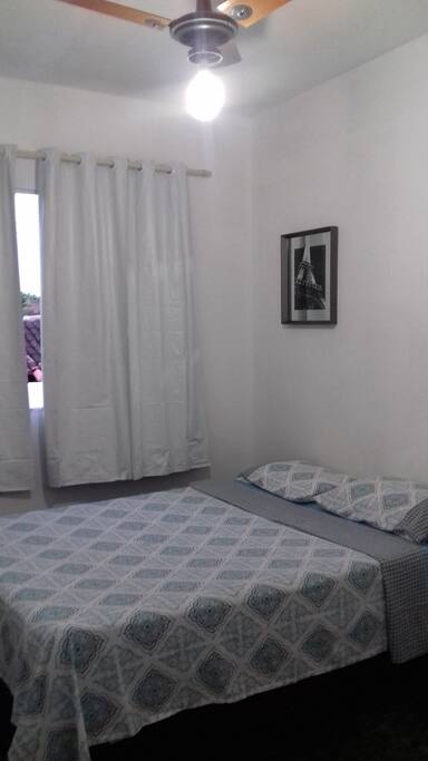 Quarto amplo , arejado e aconchegante , cabem até 5 pessoas .