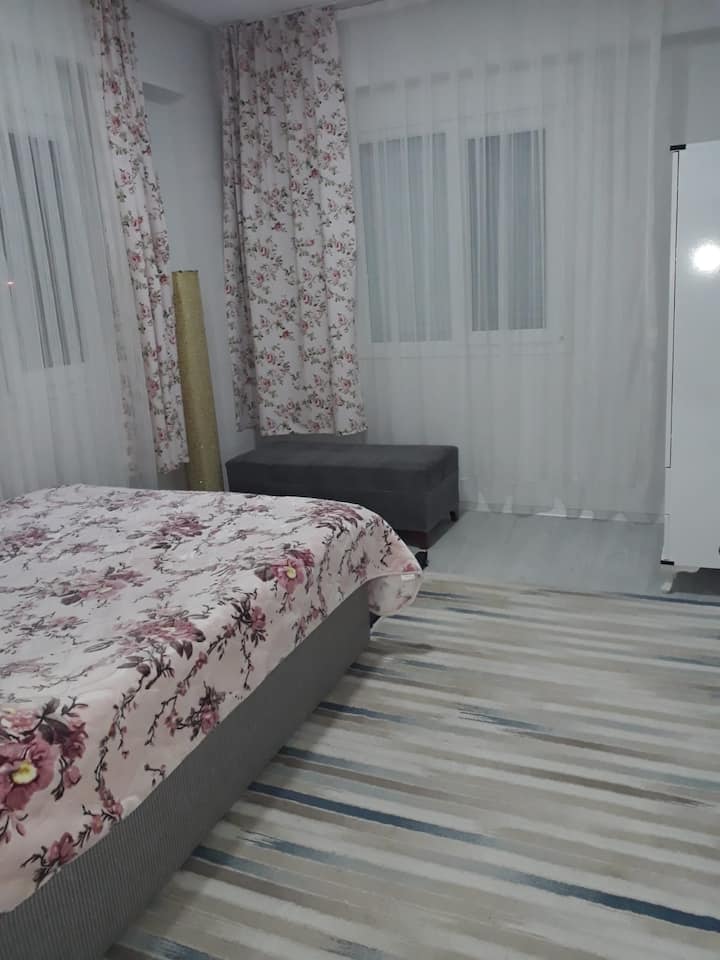 Dhoma e parë e gjumit me një krevat dopio