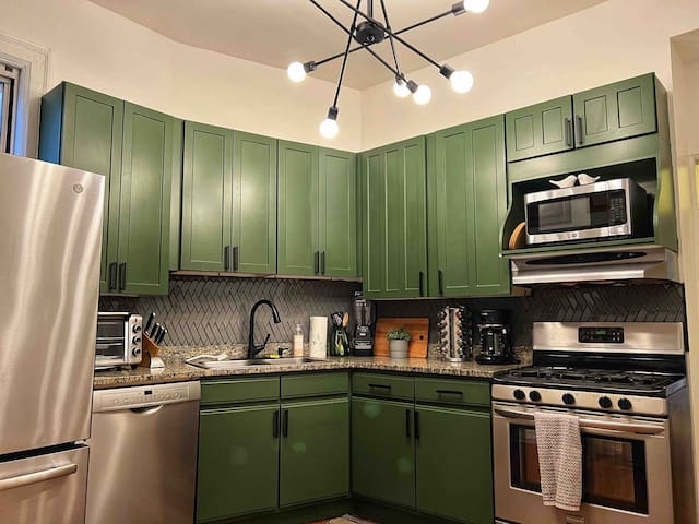 7B 3BA Private Unit in Lincoln Park near Wrigley gallery image 2