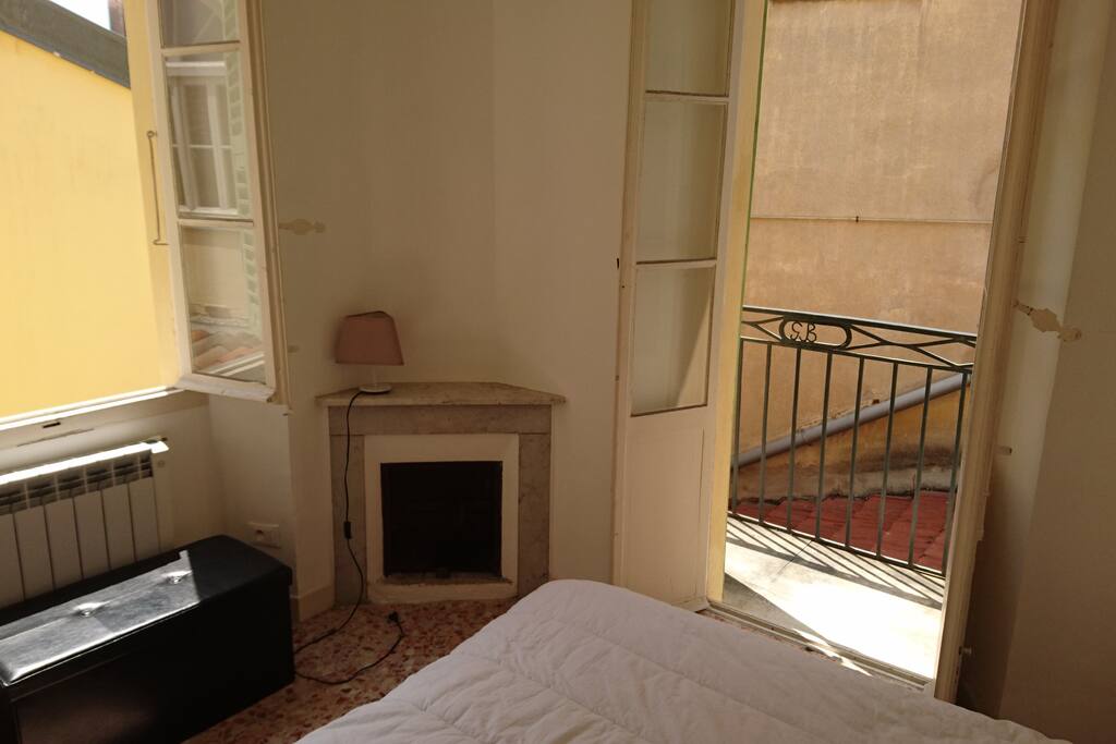 belle chambre pour deux personnes avec petit balcon
